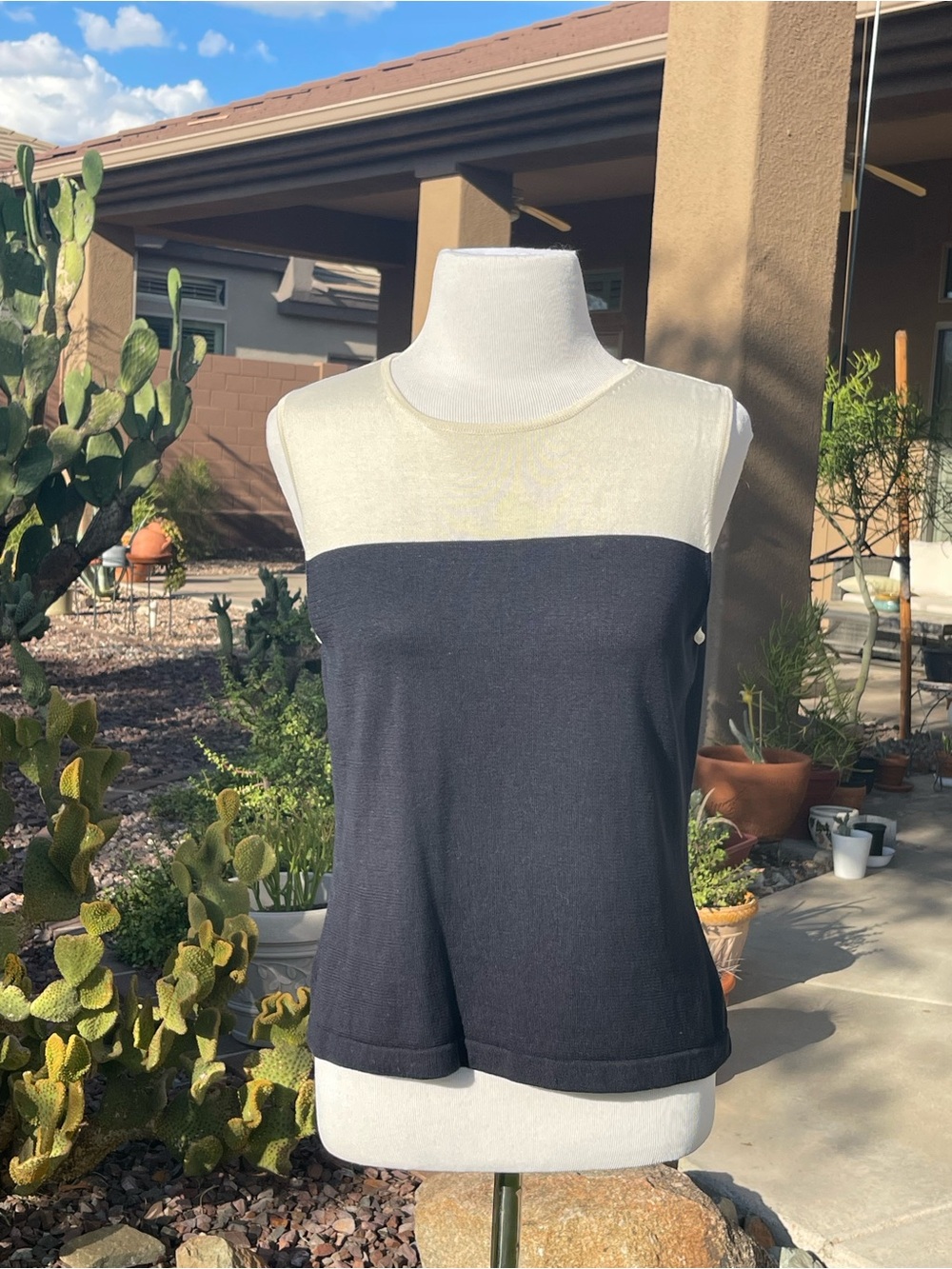 OLIVER & PERRY - Sleeveless Two-Tone Knit Top - Navy Blue and Cream